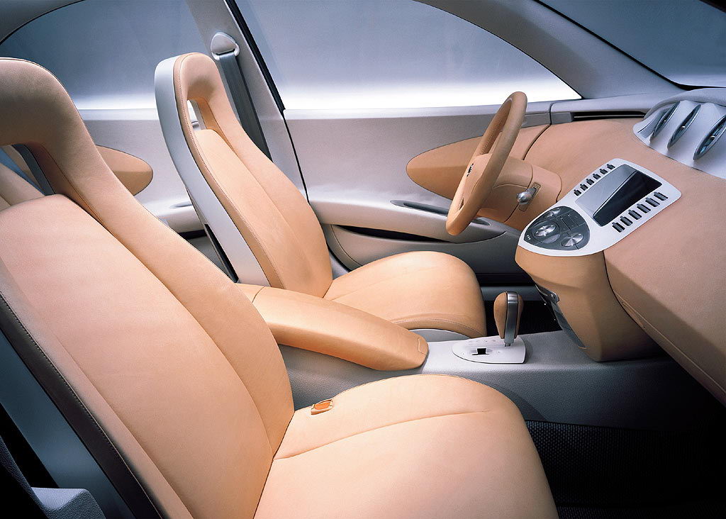 Nissan Fusion 2000 005.jpg